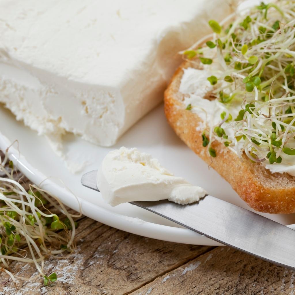 pan queso blanco y brotes de brócoli