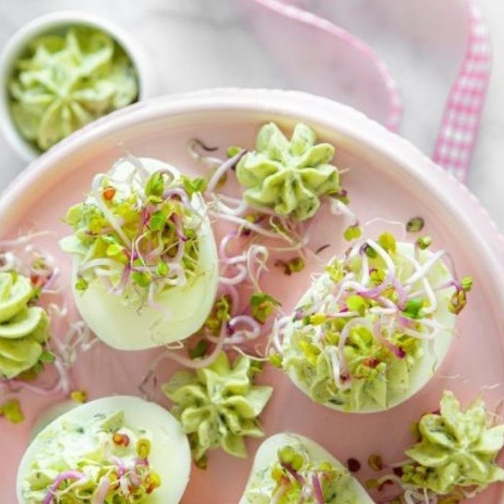 huevos con brotes de rábano