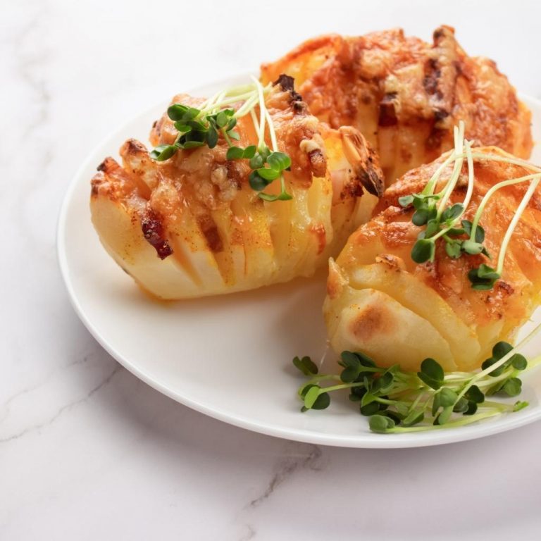 patatas al horno con brotes de rucula