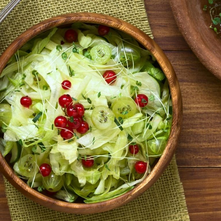 ensalada con brotes de chia, uva, arandano