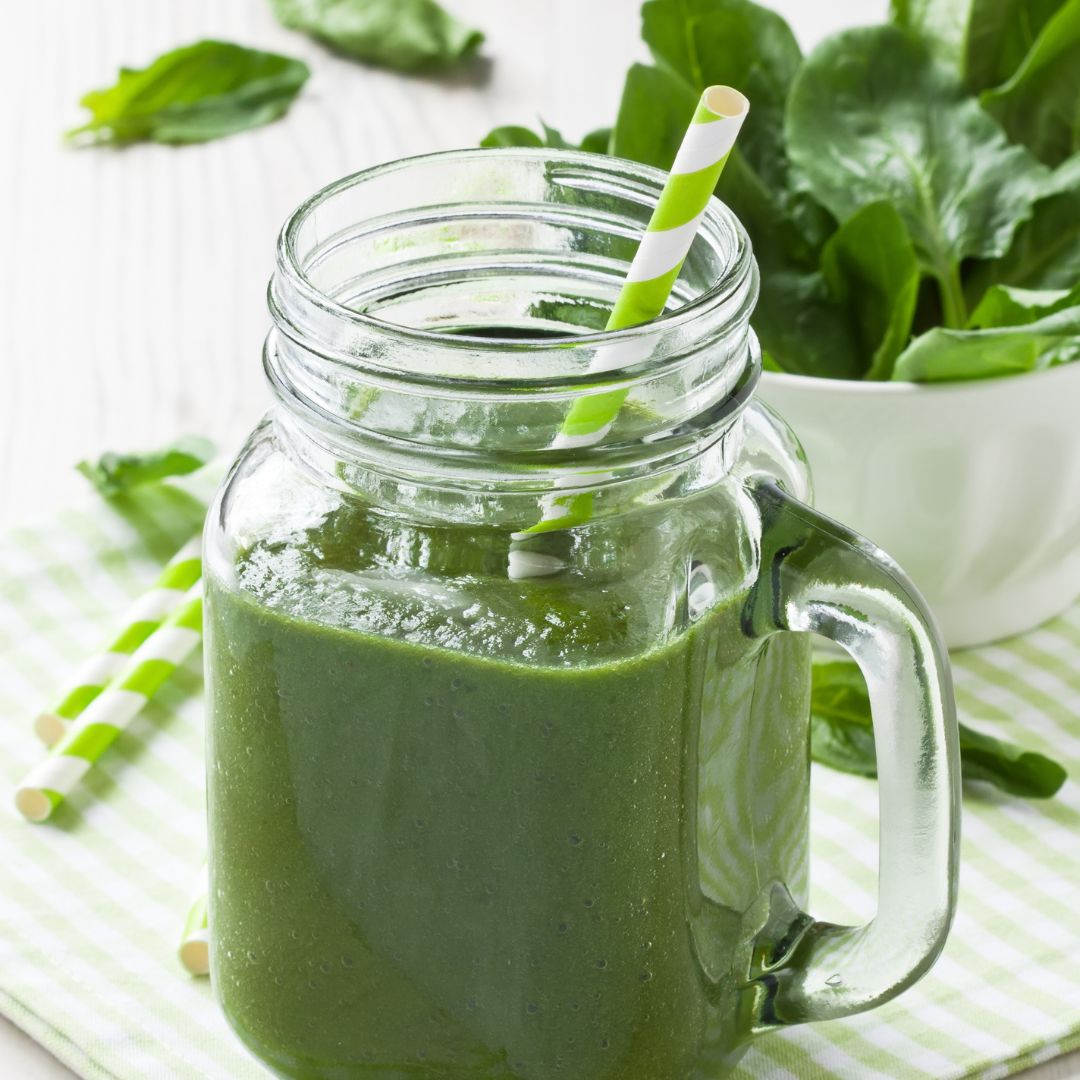 receta smoothies con espinacas y hierba de trigo