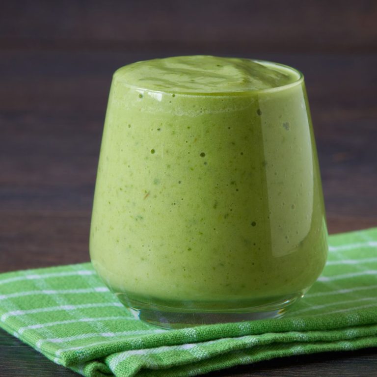 receta smoothie de banana y hierba de trigo