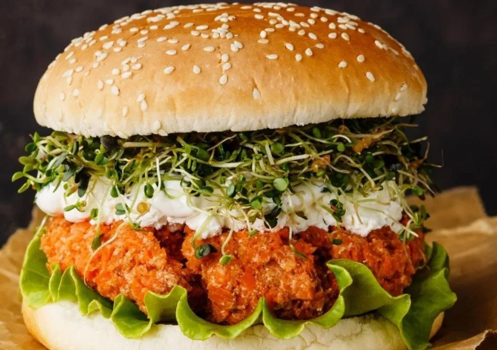 bocadillo vegano con brotes de trebol rojo y carne vegana