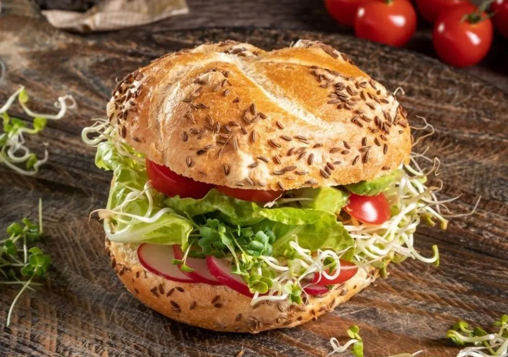 bocadillo vegano con germinados de fenogreco