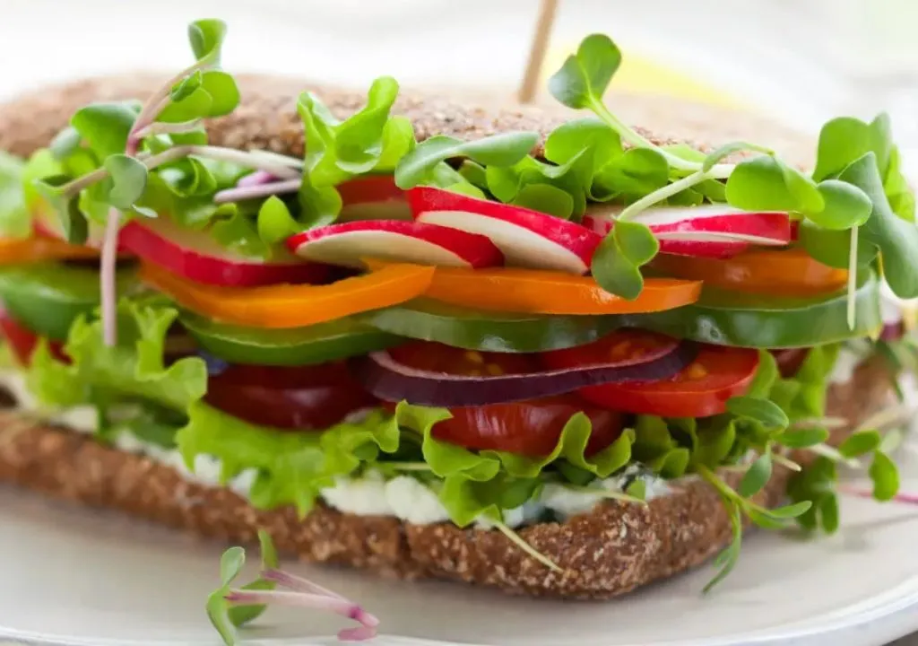 brunch saludable con microgreens